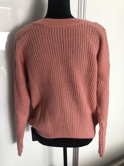 Sweterek różowy z dekoltem w serek