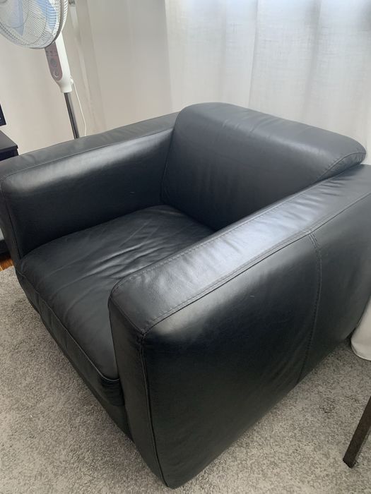Sofá individual em pele verdadeira, usado mas em otimas condicoes