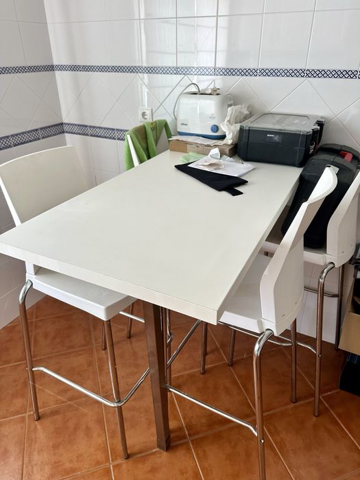 Conjunto mesa e 4 cadeiras altas IKEA