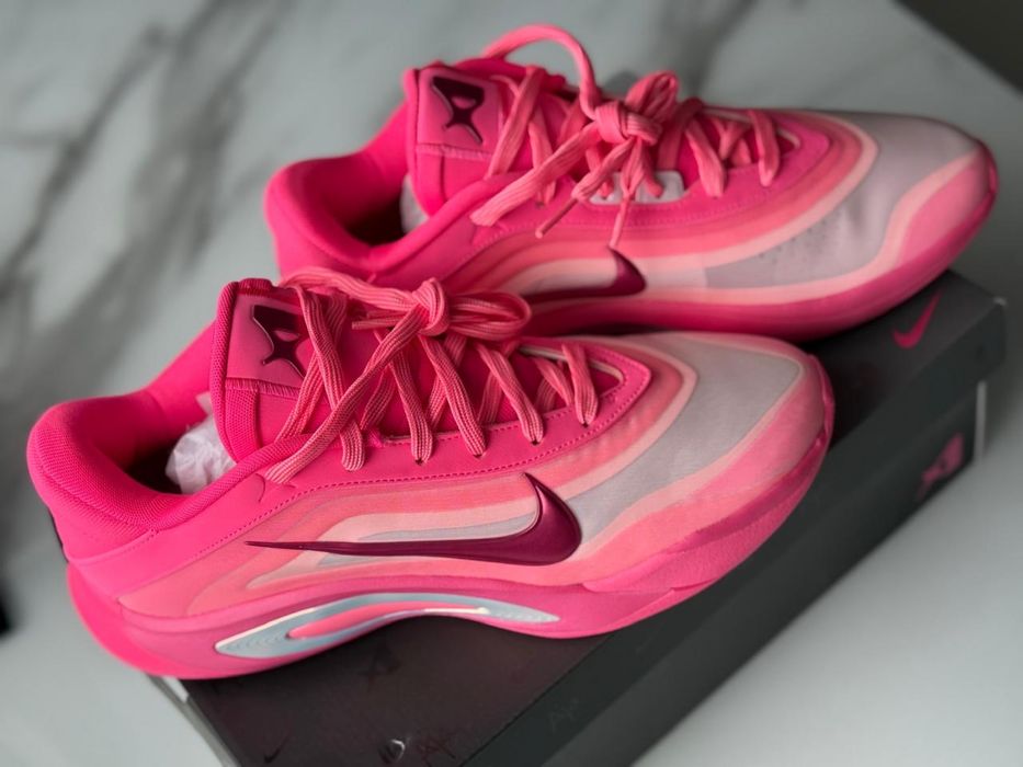 Рожеві кросовки Nike