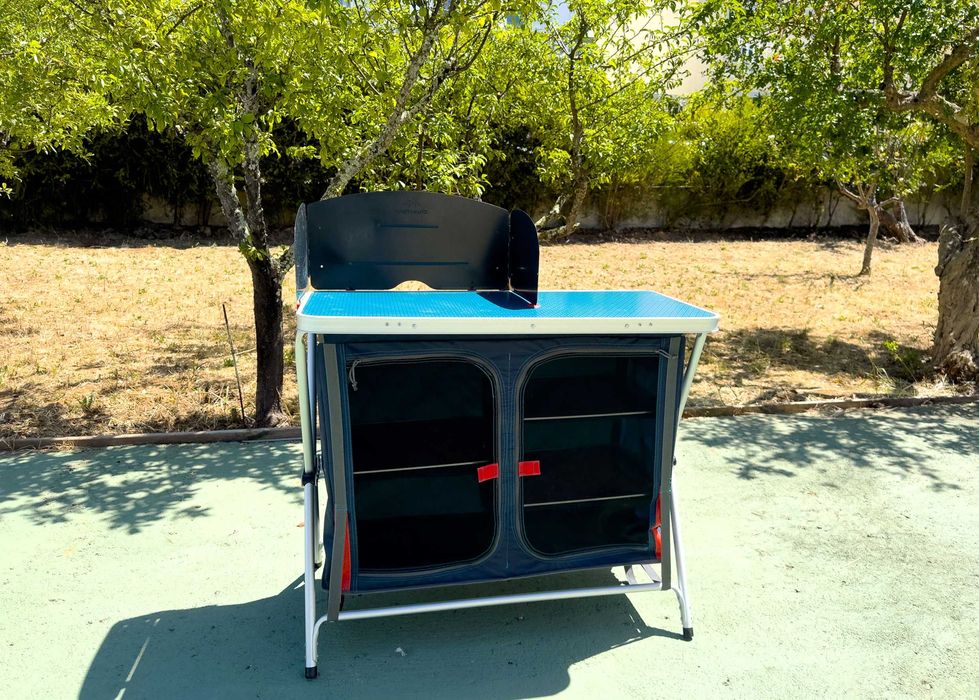 Tenda familiar com bancada de cozinha e frigorífico