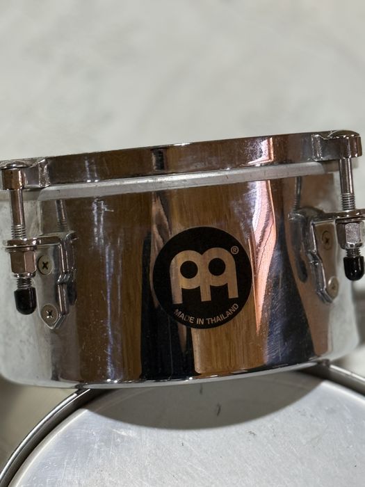 conjunto de instrumentos de precurçao congas