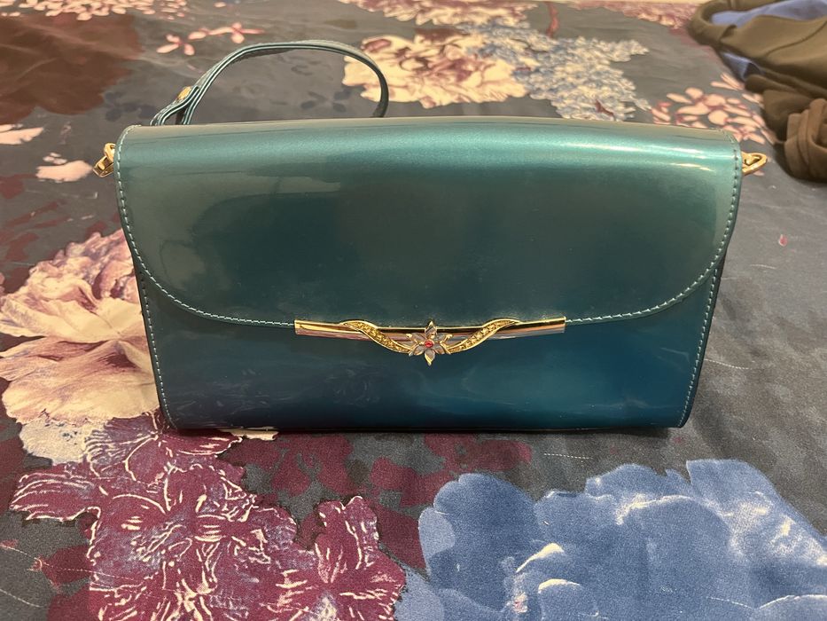 Vendo malas, a preta  marca italiana Adolf Domingues é de pele genuina e mala azul com lindos detalhes