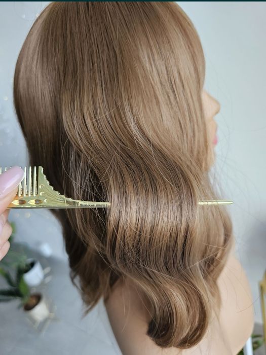 Peruka Naturalny jasny brąz fale Eliza 40 cm z grzywką