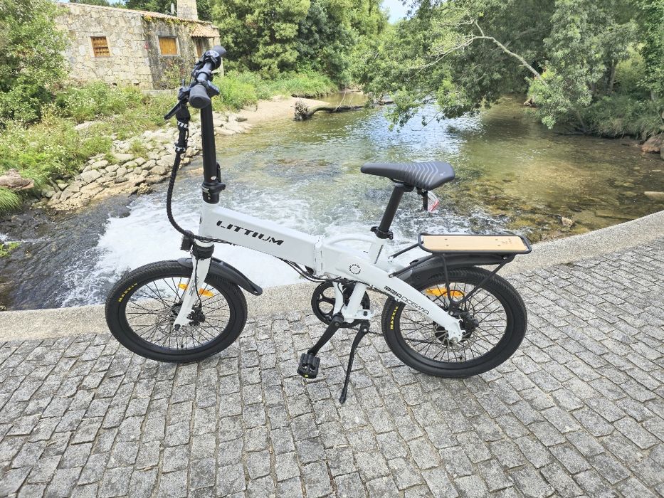 Bicicleta eléctrica dobrável com bateria amovível e motor branco