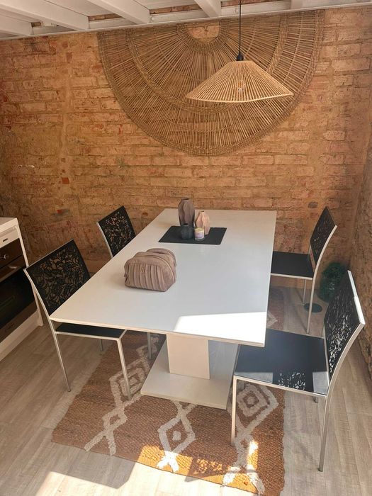 Conjunto Mesa e Cadeiras Modernos