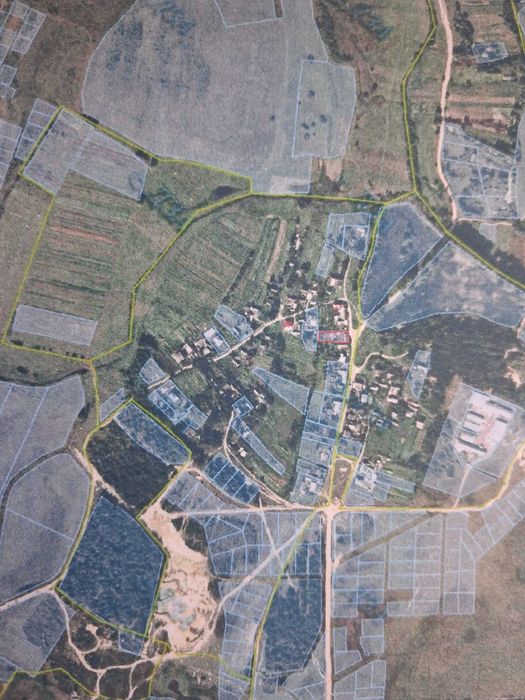 Земельна ділянка з будинком та с/г будівлямии