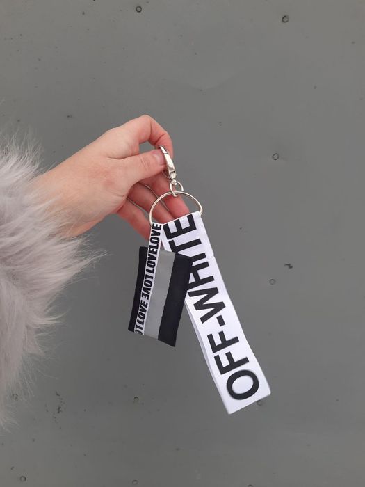 Брелок off white светоотражающий