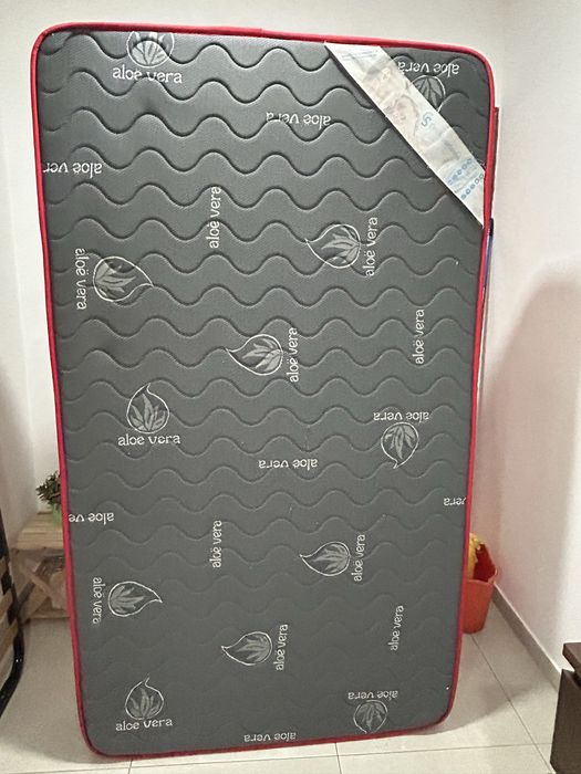 Estrado e colchão  + cama 110x200
