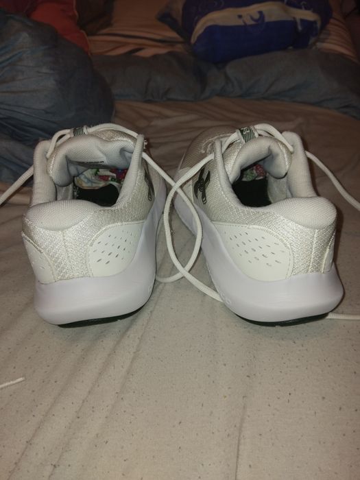 Buty sportowe i Under Armour Charged Surge 4