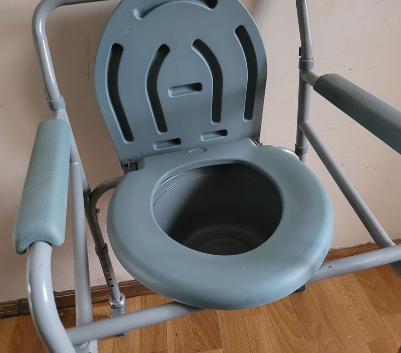 Складаний стілець-туалет VH606 з регулюванням висоти, на колесах.