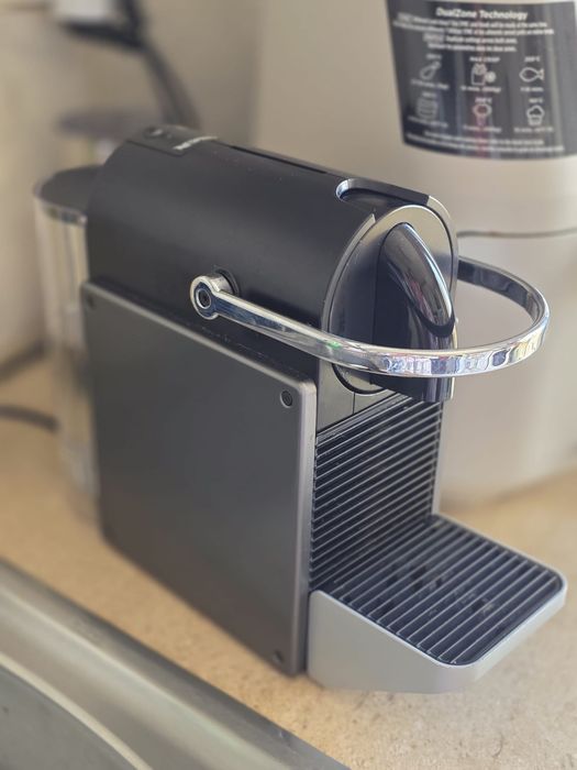 Maquina Nespresso Pixie Titan