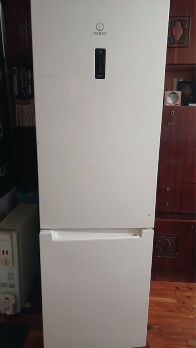 Холодильник  Indesit 185 см