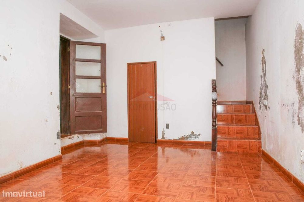 **Moradia T1 em remodelação total com terraço - Labrugeira, Concelh...