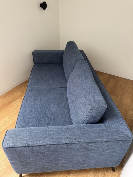 Nowoczesna niebieska sofa