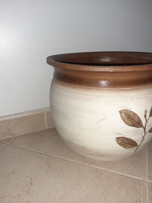 Vaso castanho e creme.