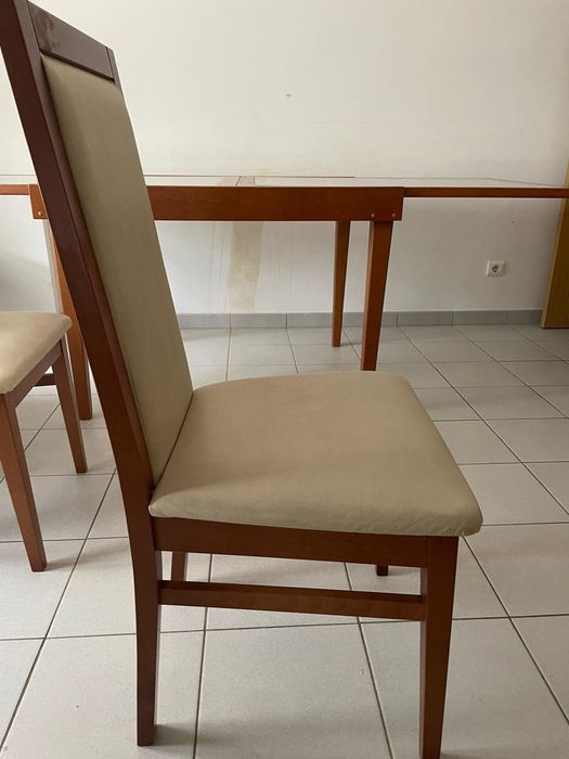 Mesa extensível com quatro cadeiras