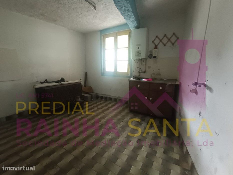 Moradia em 2 pisos para reabilitar. Quintal e anexo-Lousã