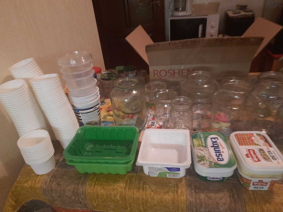 Пластиковые коробочки разной емкости