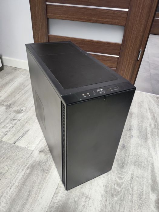 Komputer Fractal design FX 8350 monitor 24 16gbram 500gb ssd rx580 8gb