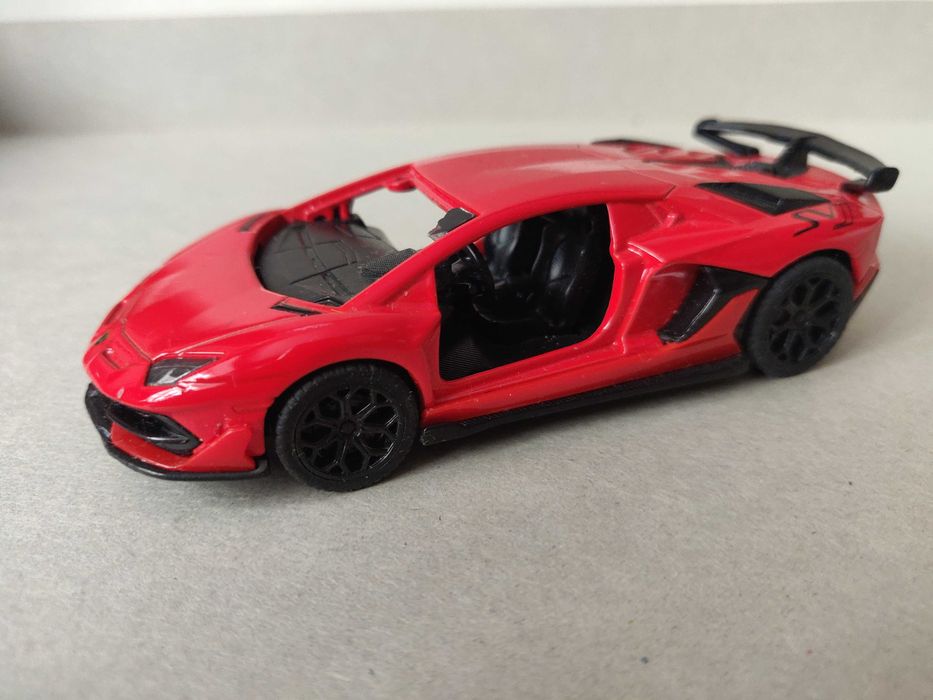 Коллекционная машинка Lamborghini Aventador 143, красная