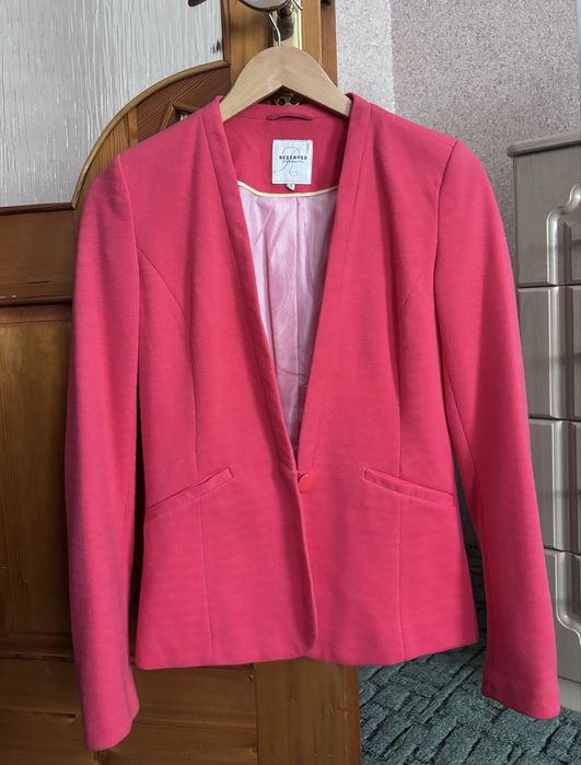 Гарний приталений жіночій піджак