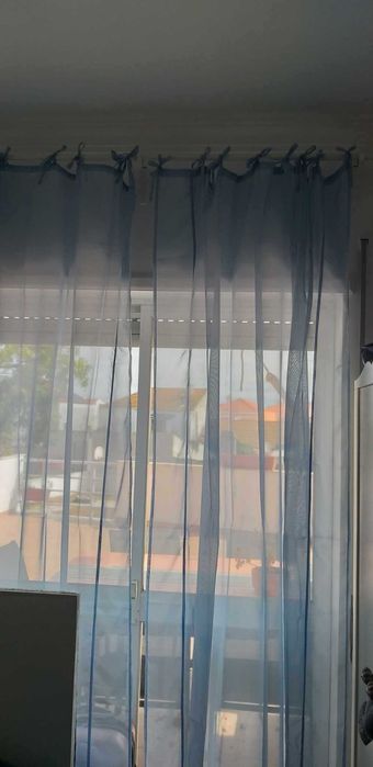 Cortinas azuis transparentes