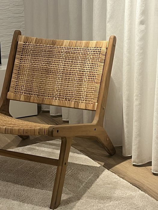 Cadeira lounge em madeira e rattan