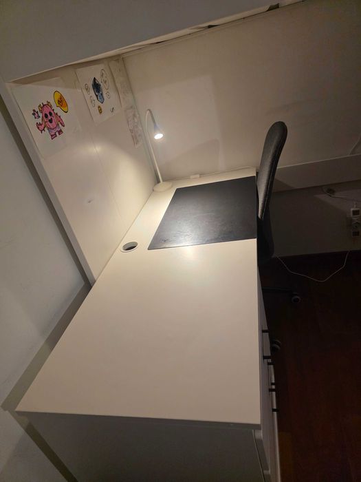 Cama alta branca com secretária integrada