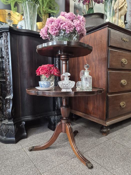 Mesinha de Apoio Antiga em Madeira Macica - Dois Tampos..