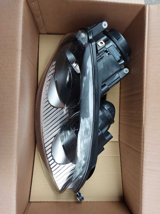 VW GOLF V  lampa przednia nowa czarna
