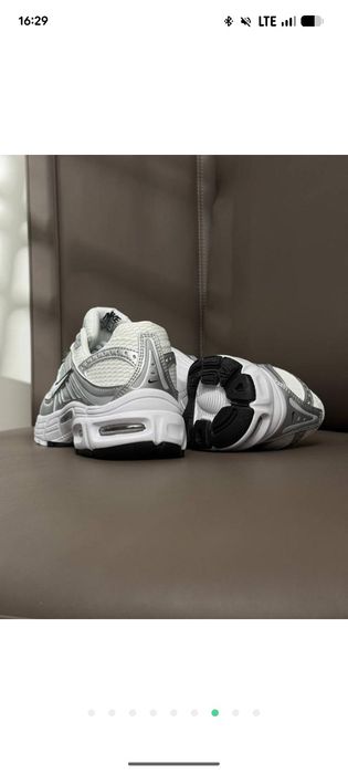 Кросівки  жіночі nike air max moto 2k white metallic silver   37,40р