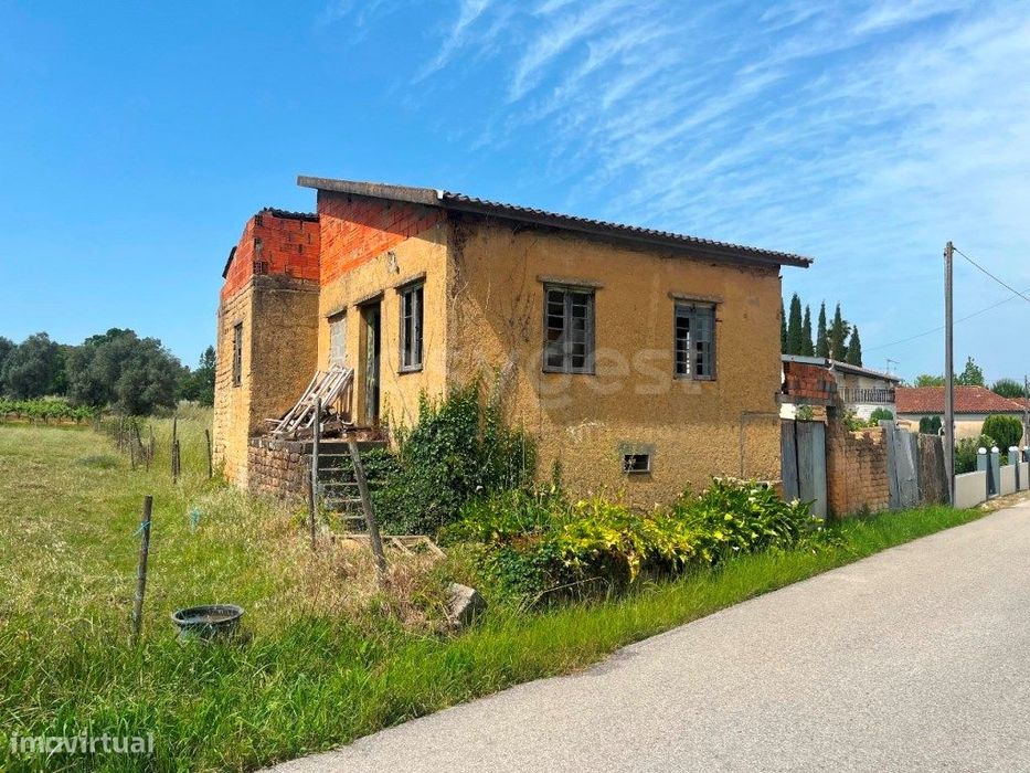 Moradia para remodelar ou construir em excelente localização