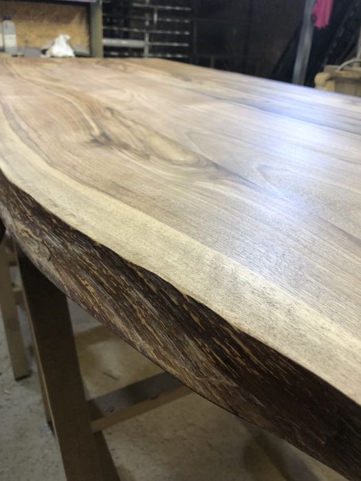 Стол из дерева. Стул. Диван. Кровать. Мягкая мебель.