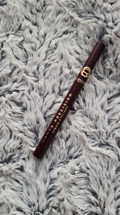 Loreal eyeliner w płynie bordowy nr 050. Haute Precision Bordeaux Cashmere