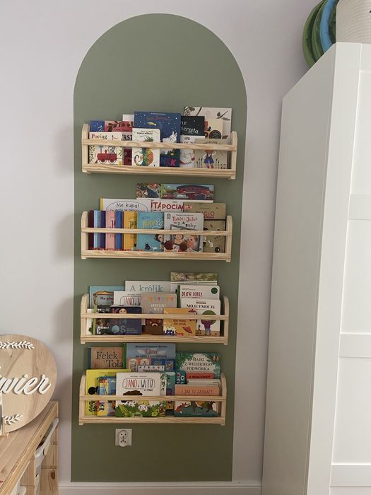 Drewniana półka na książki do dziecka pokoiku