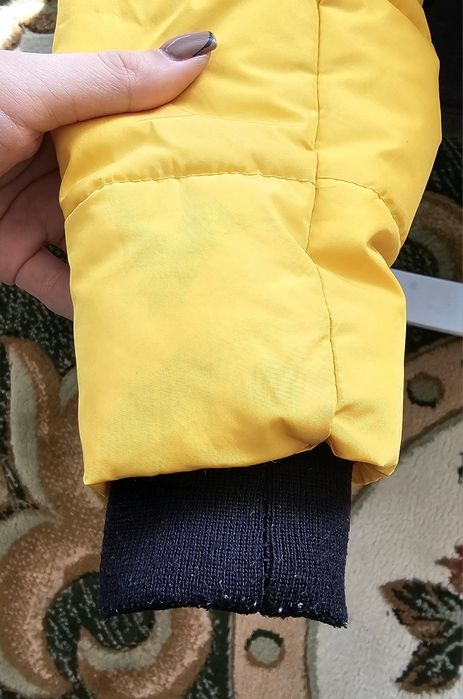 Курточка демісезонна,яскраво жовтого кольору.