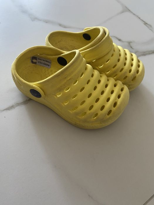 Zółte klapki crocs 25