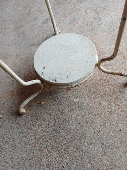 Estrutura de lavatório antigo em ferro