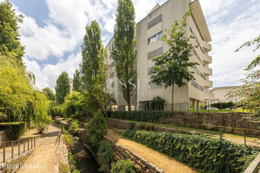 Apartamento T4+1 em Serralves com garagem