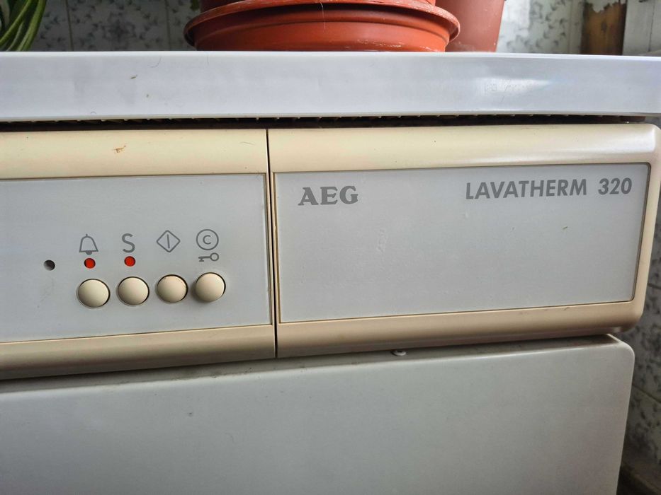 Máquina de Secar AEG avariada