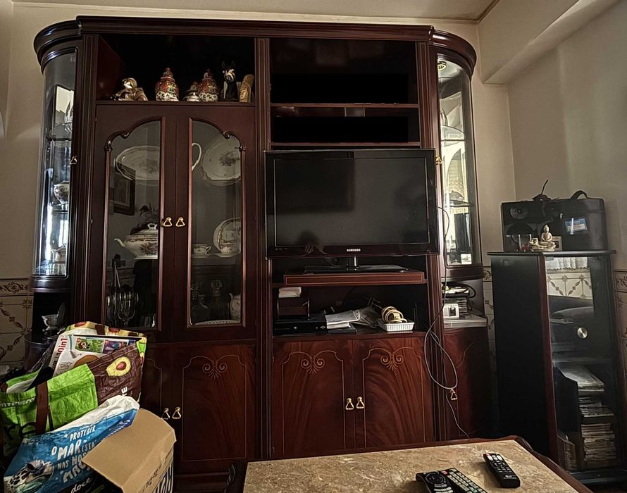 Móvel de Sala em madeira com vitrines, e Torre Lateral