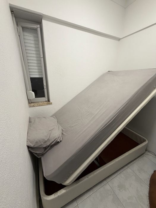 Cama de solteiro com arrumação / baú – bom estado
