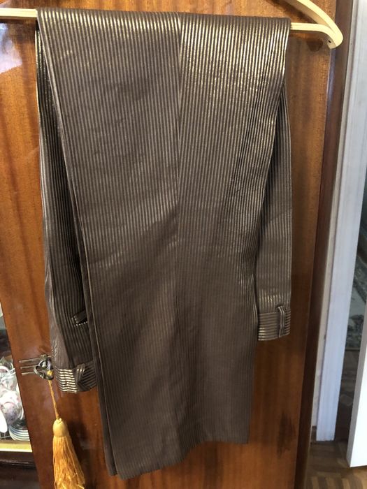 Костюм мужской с золотым отливом