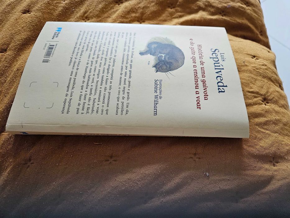 Livro: História de uma gaivota e do gato que a ensinou a voar (Luís Sepúlveda)