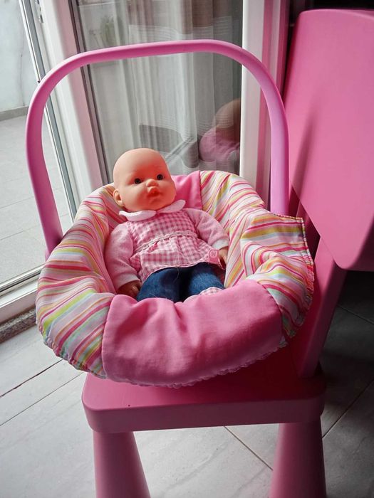 ovo e boneca de brincar