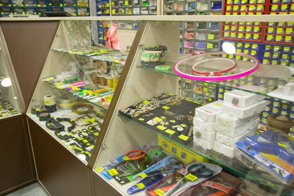 Розпродаж торгового обладнання, вітрини, стелажі, стійки, економпанелі