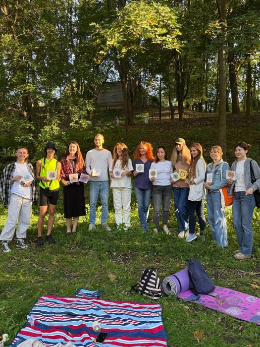 Проведення художніх і арт-терапевтичних заходів, малювання акрилом, олійними, аквареллю