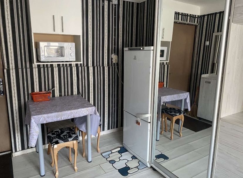 Здається кімната в гуртожитку біля ст. метро Палац Україна