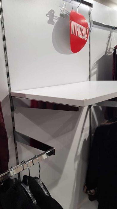 Meble do sklepu odzieżowego.